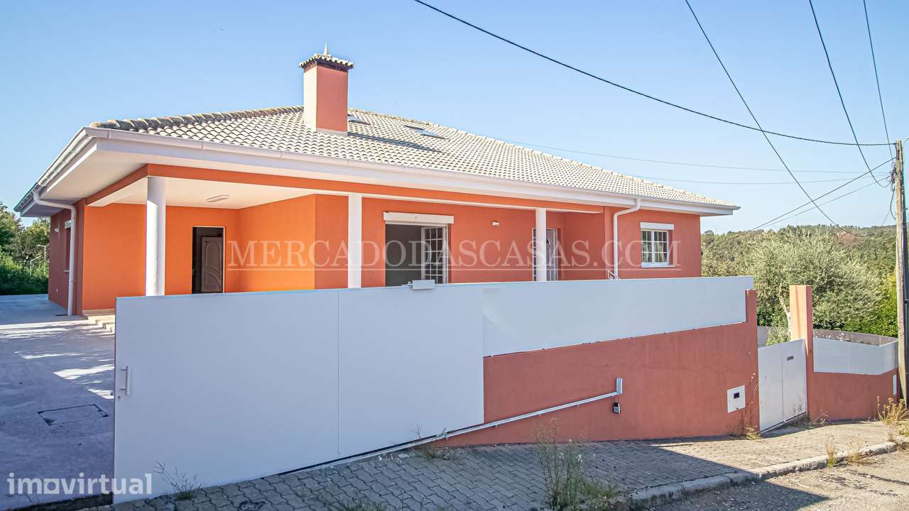 Térrea, com terraço, jardim, aproveitamento de sótão e uma garagem... - Grande imagem: 3/35