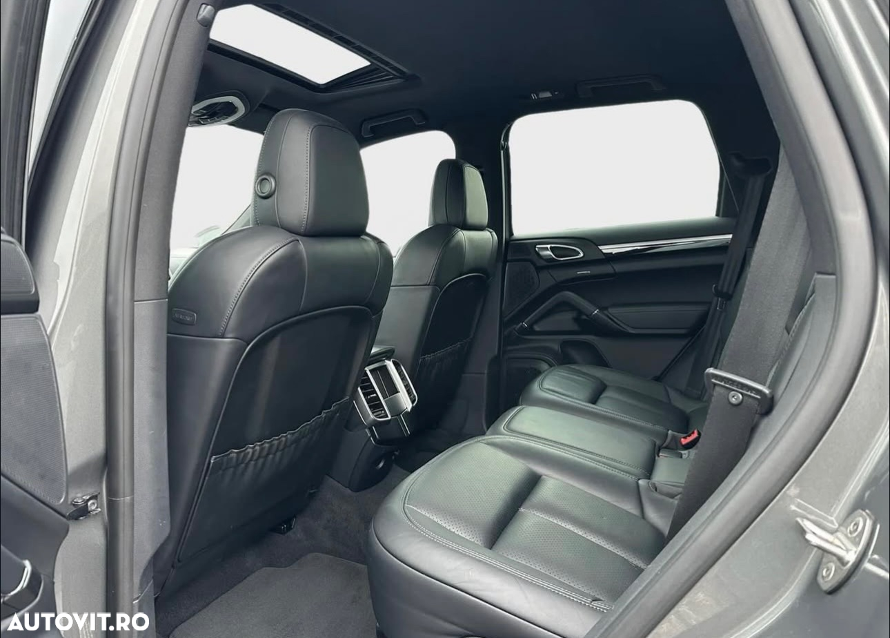 Porsche Cayenne 3.0 L - 6