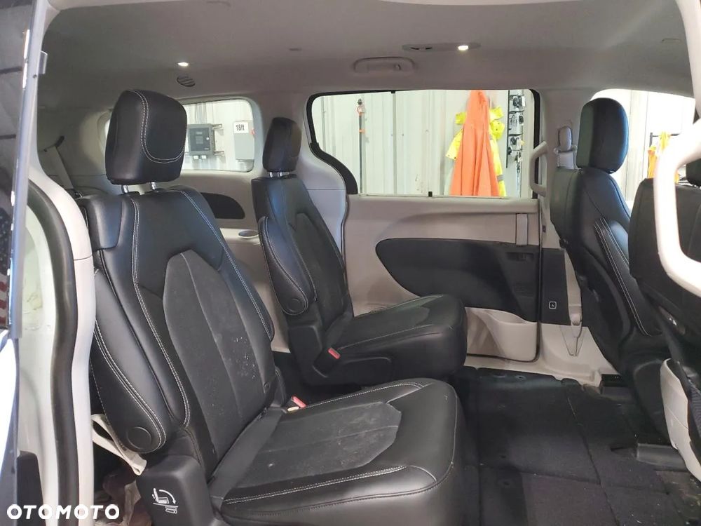 Chrysler Pacifica - 10