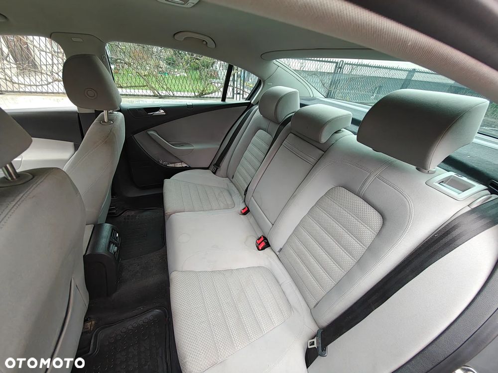 Volkswagen Passat 2.0 TDI DPF Sportline - 16