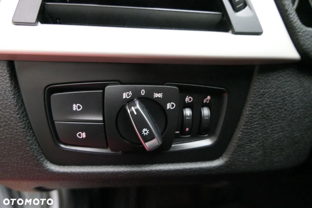 BMW Seria 3 320d Touring xDrive - 18