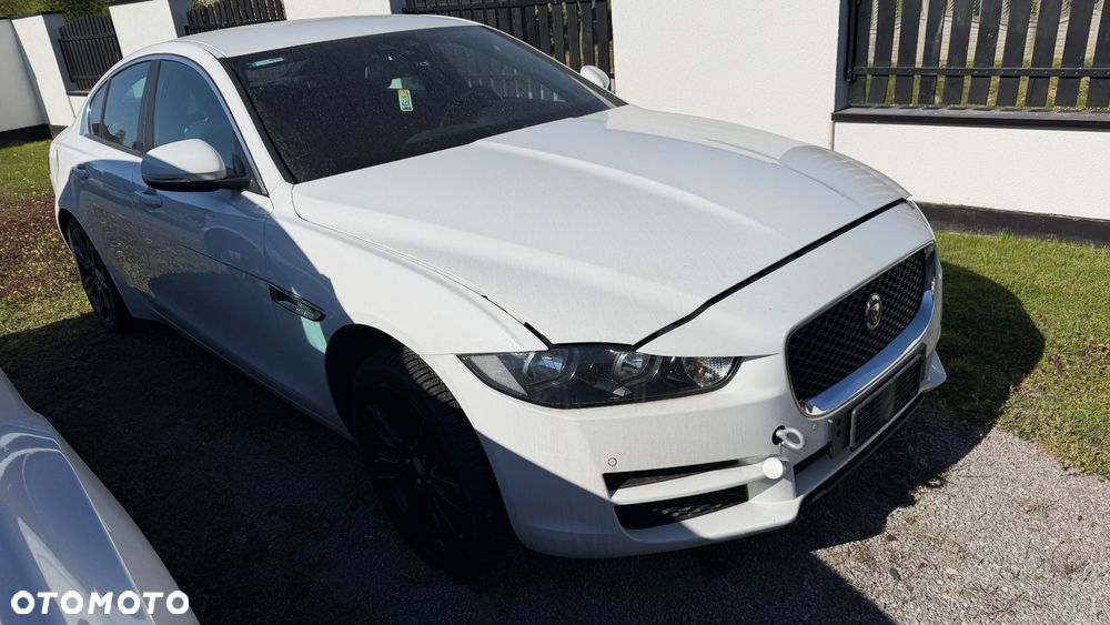 Jaguar XE - 15