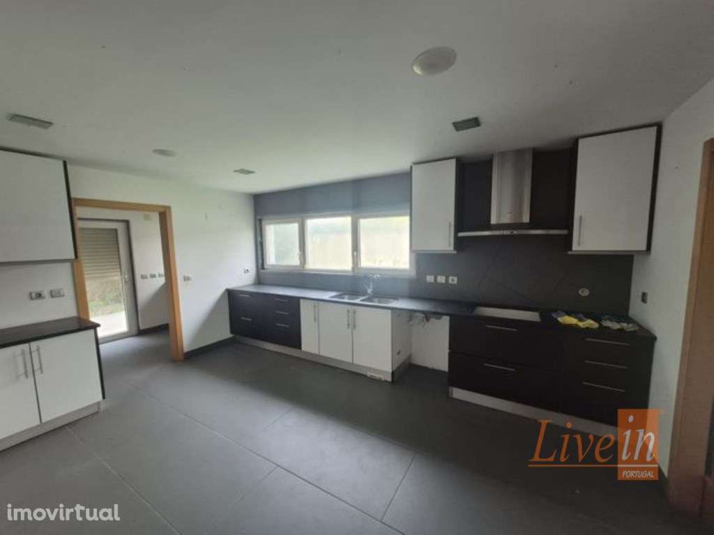 Moradia T4 com piscina e jardim na Ericeira - Grande imagem: 2/13