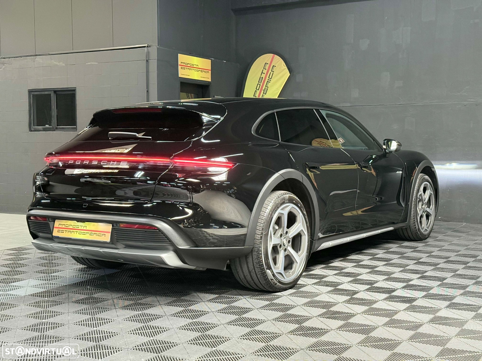 Porsche Taycan Cross Turismo 4 - 7