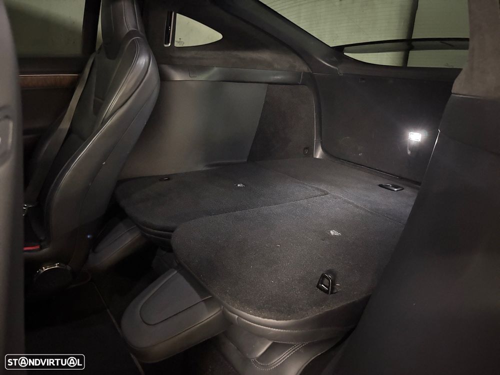 Tesla Model X 90D - 11