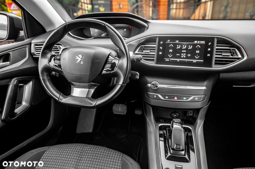 Peugeot 308 BlueHDi 130 EAT8 Allure - 24