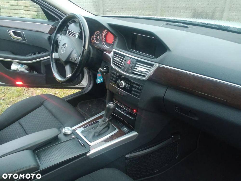 Mercedes-Benz Klasa E 220 CDI DPF BlueEFFICIENCY Automatik - 2