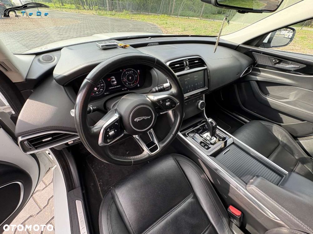 Jaguar XE 2.0 D180 R-Dynamic SE - 18