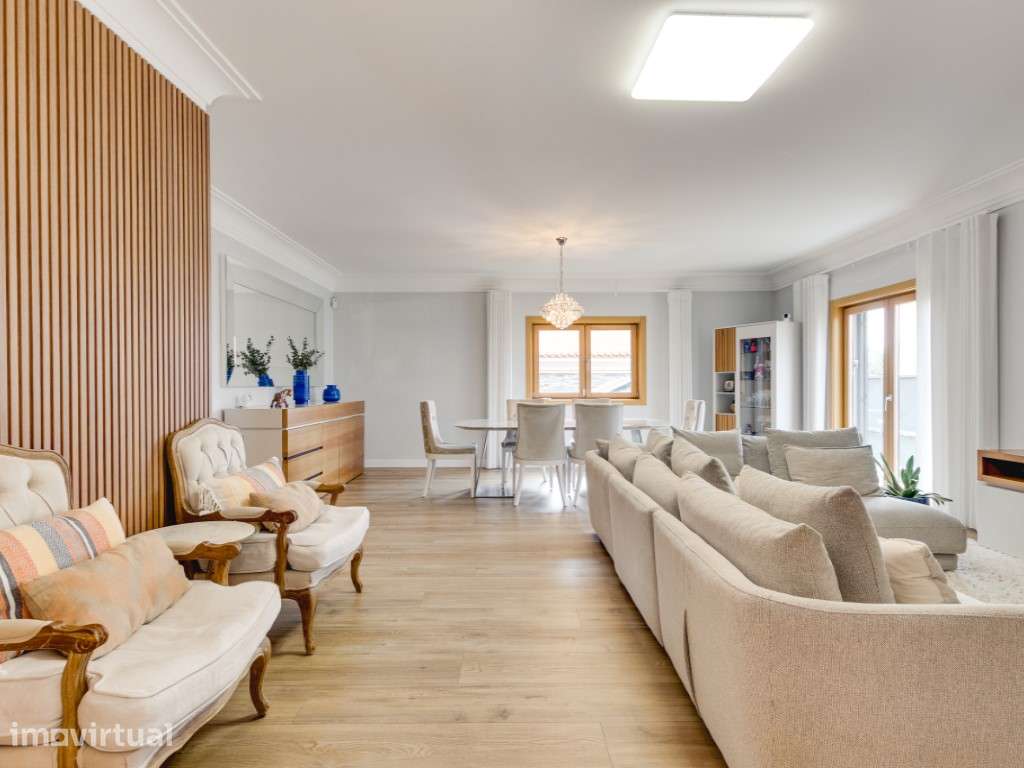 Moradia de Luxo T4+1 com Jardim e Garagem em Localização Prime em C... - Grande imagem: 2/51