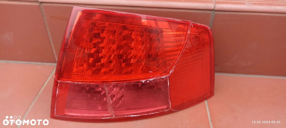AUDI A8 D3 LAMPA TYL PRAWA W BŁOTNIK POPĘKANA