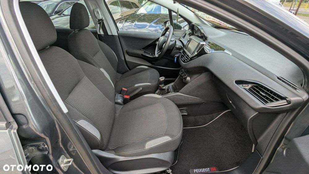 Peugeot 208 - 16