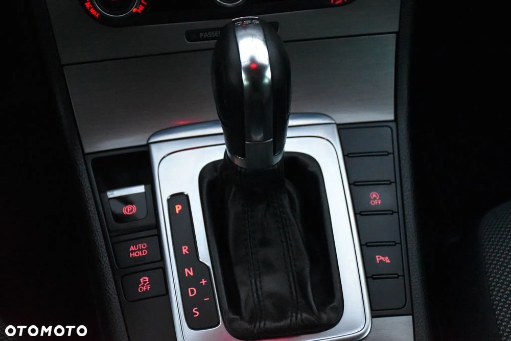 Volkswagen Passat 2.0 TDI DSG Comfortline - 27
