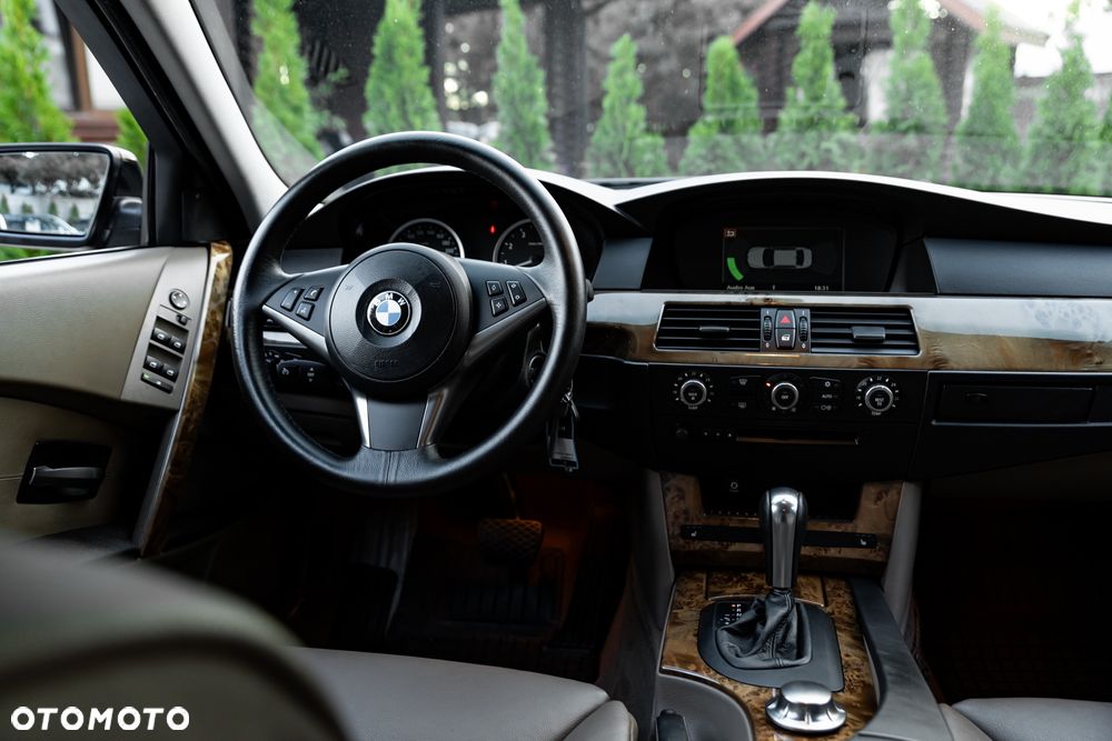 BMW Seria 5 530i - 25