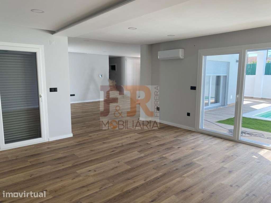 Moradia T3 em zona privilegiada de Pinhal General Fernão Ferro acab... - Grande imagem: 5/27