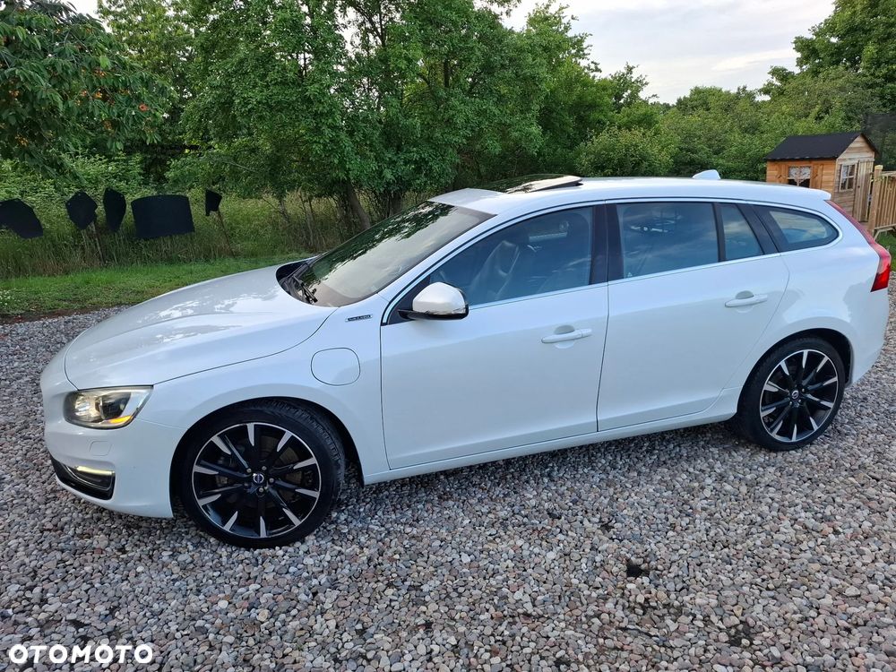 Volvo V60 D6 AWD Plug-in Hybrid R-Design Summum - 2