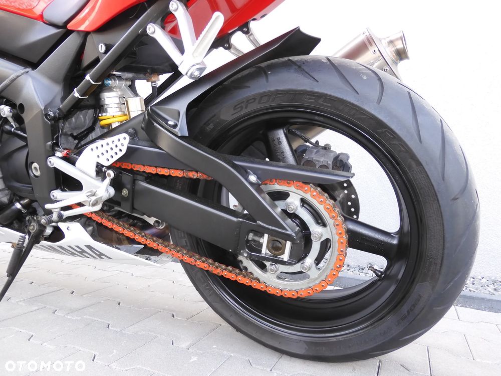 Yamaha R1 - 32