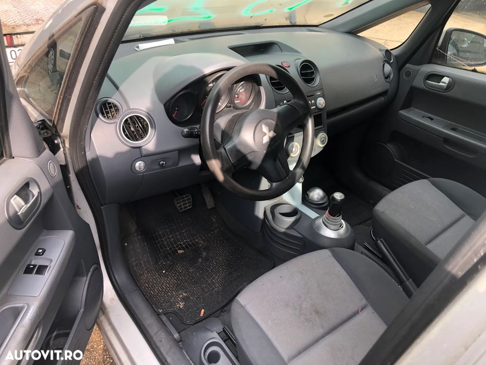 Dezmembrez Mitsubishi Colt 4 usi gri argintiu benzina cutie automata 2006 - 3