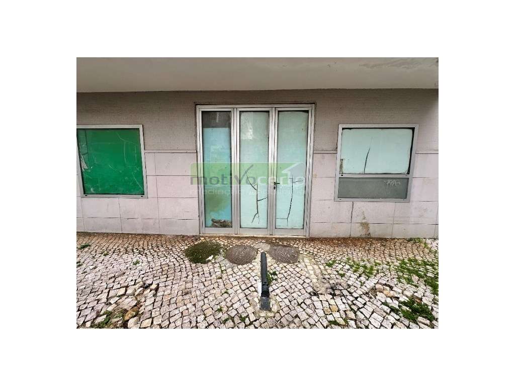 Garagem Ampla com 165 m² e Saída Direta para a Rua - Agualva-Cacém - Grande imagem: 2/4