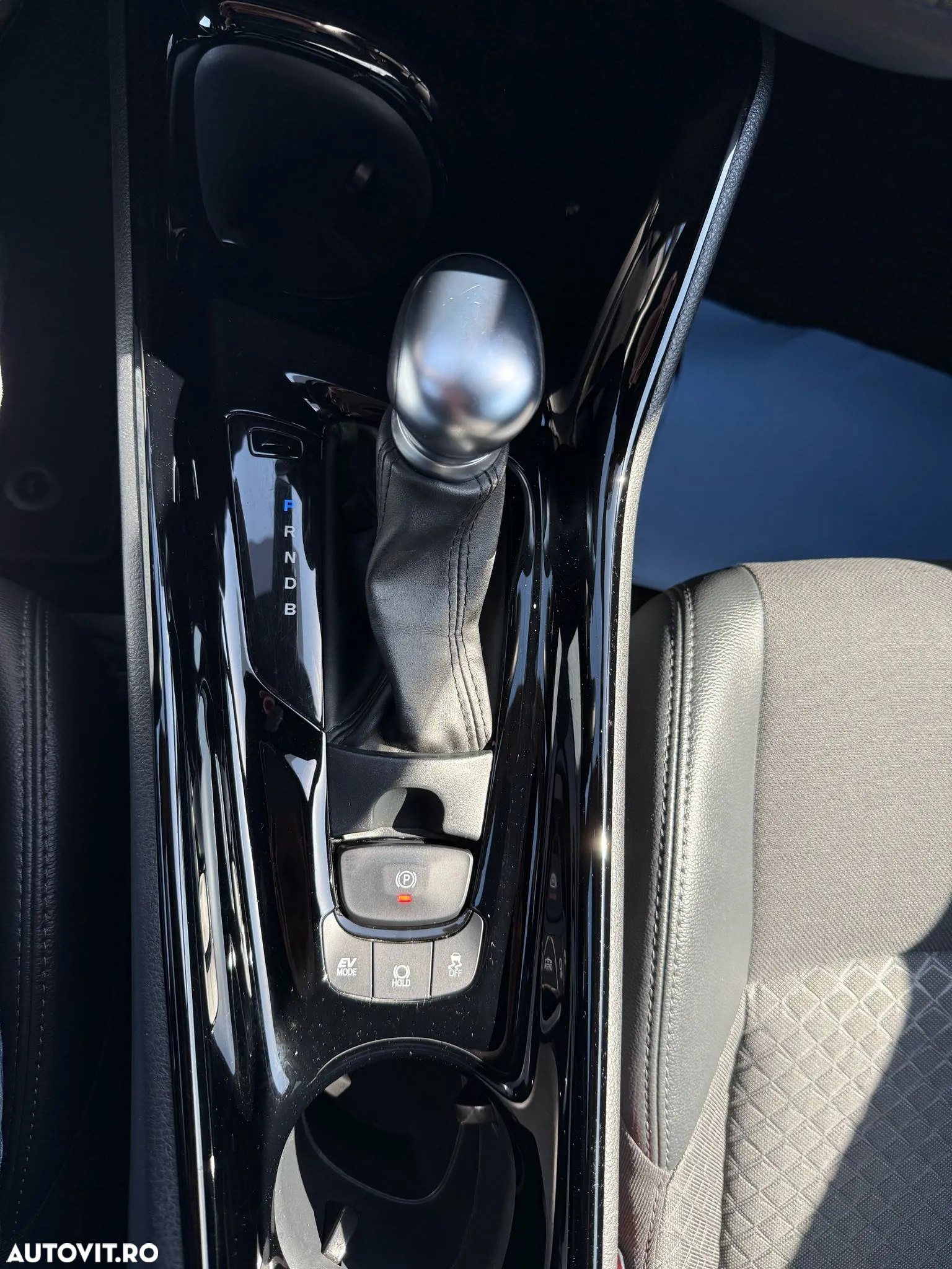 Toyota C-HR 1.8 HSD 122 CP 4x2 CVT Cult - 27