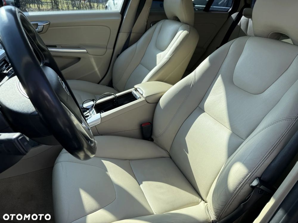 Volvo V60 D6 AWD Plug-in Hybrid Summum - 11