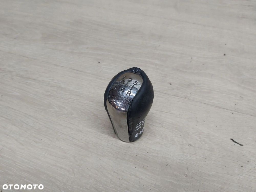 Toyota Corolla E12 Avensis T25 Gałka zmiany biegów 5B - 1