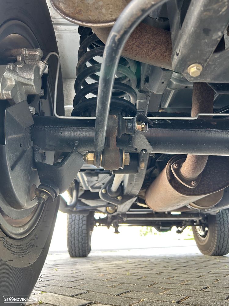 Land Rover Defender 90 2.4 CRD S - 32