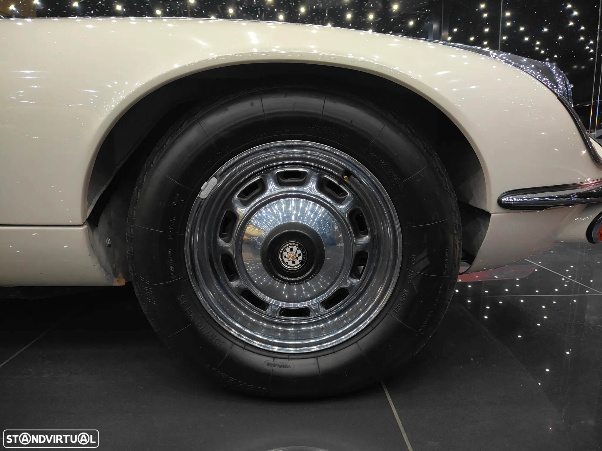 Jaguar E-Type - 16