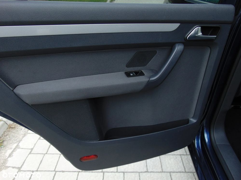 Volkswagen Touran 2.0 TDI DPF MATCH - 23