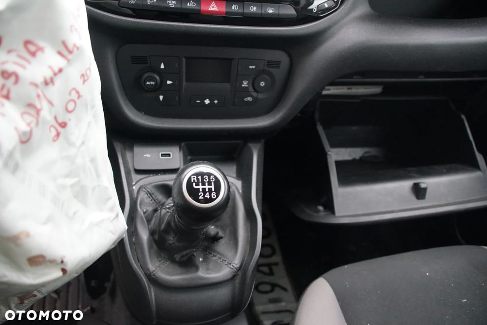 Auto na części - Fiat Doblo II Maxi Lift 1.6 MultiJet 120 KM 940C1000 C635 612A 2019R Silnik Skrzynia Drzwi Błotnik Zderzak Lampa Lusterko Klamka Szyba Deska Kokpit Sterownik Moduł Czujnik Licznik Wyświetlacz Panel Kierownica - 12