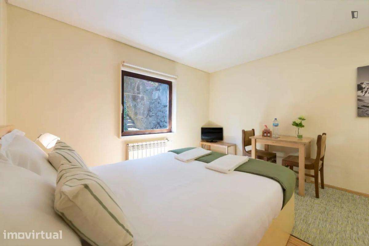 Quarto - localizado em Santo Ildefonso Porto - Grande imagem: 2/13