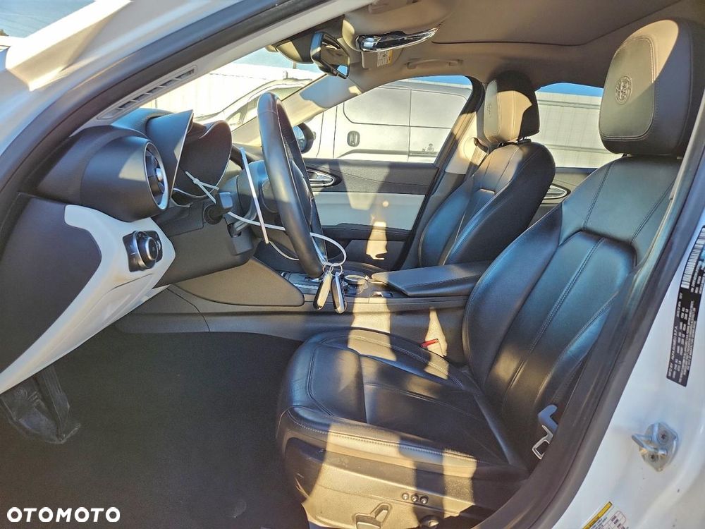 Alfa Romeo Giulia 2.0 Turbo 16V AT8-Q4 Ti - 8