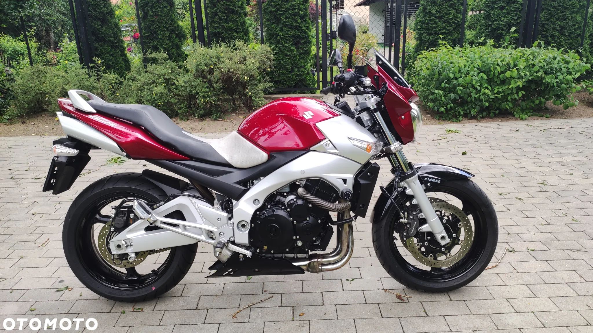 Suzuki GSR - 1