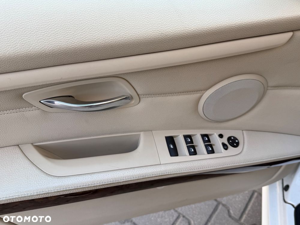BMW Seria 3 330i - 22