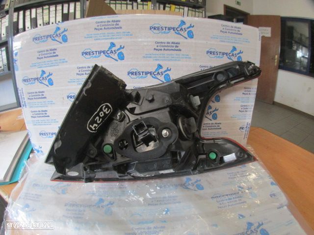 Farol Tras 9677817680 PEUGEOT 308  T9 FASE 1 2016 1.6HDI 120CV 5P CINZENCO ESCURO ESQ ORIGINAL - 2