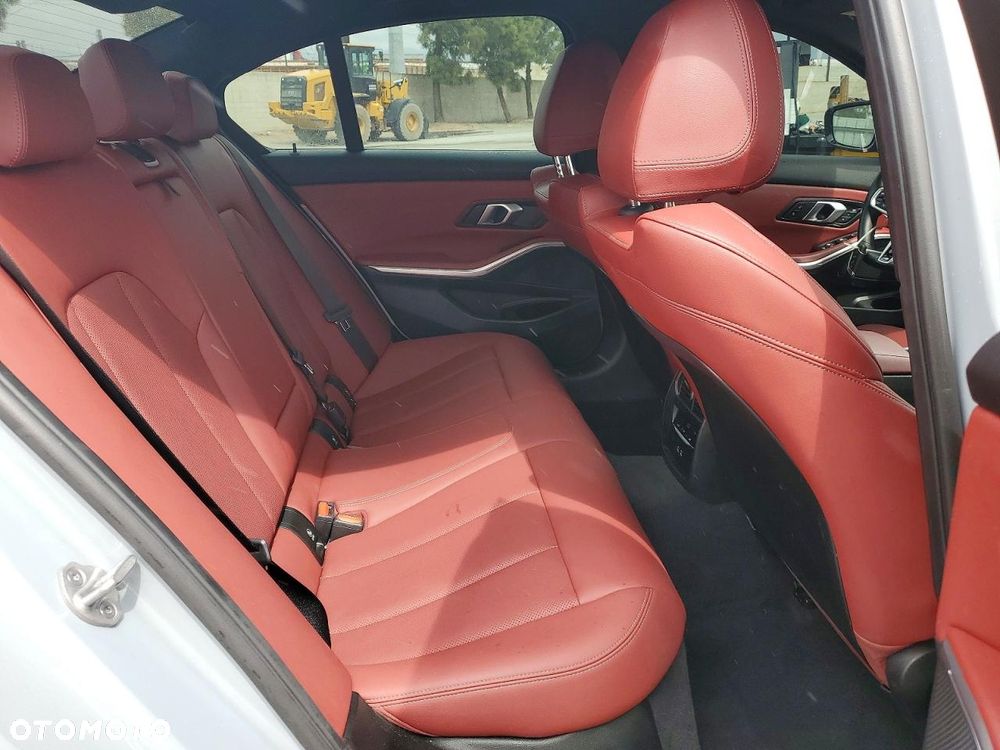 BMW Seria 3 330i M Sport - 10