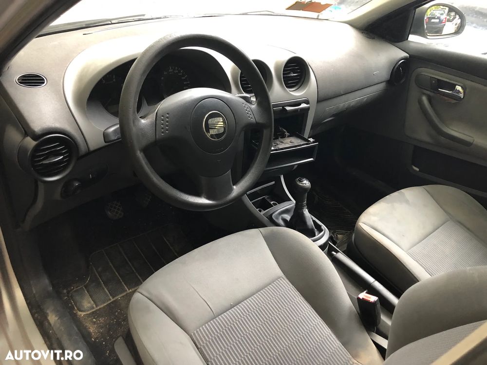 Dezmembrez Seat Ibiza 1,4 1,2 benzina gri argintiu 2006 - 7