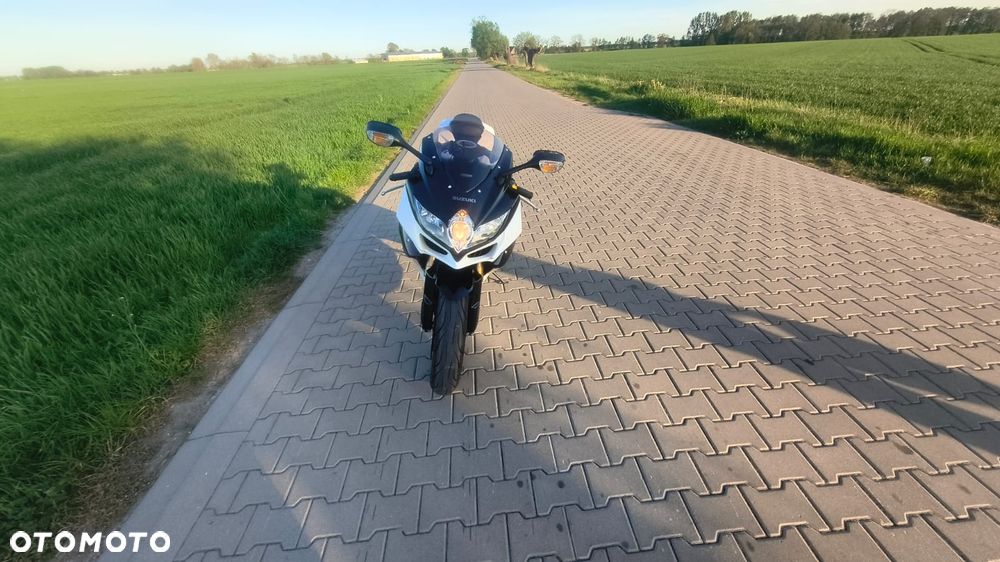 Suzuki GSR - 10