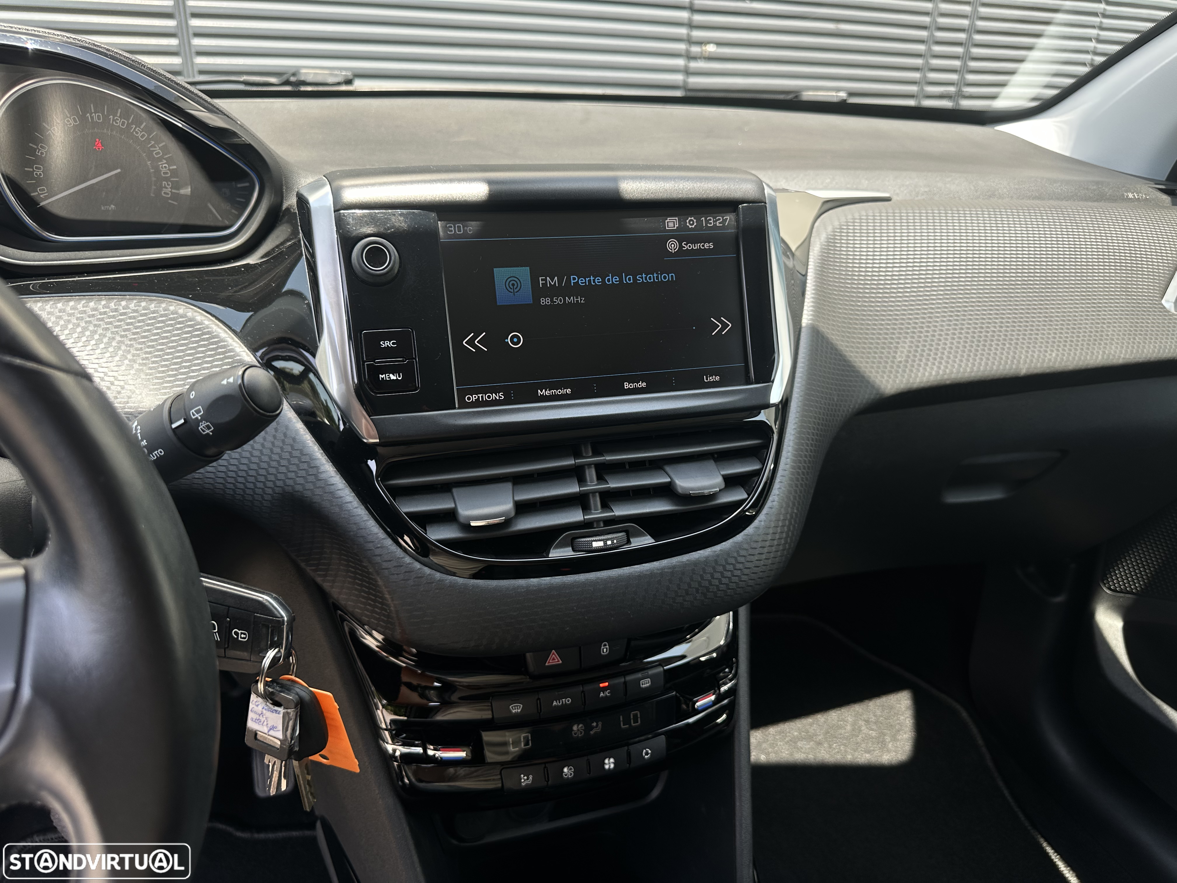 Peugeot 2008 1.2 PureTech Allure EAT6 - 17