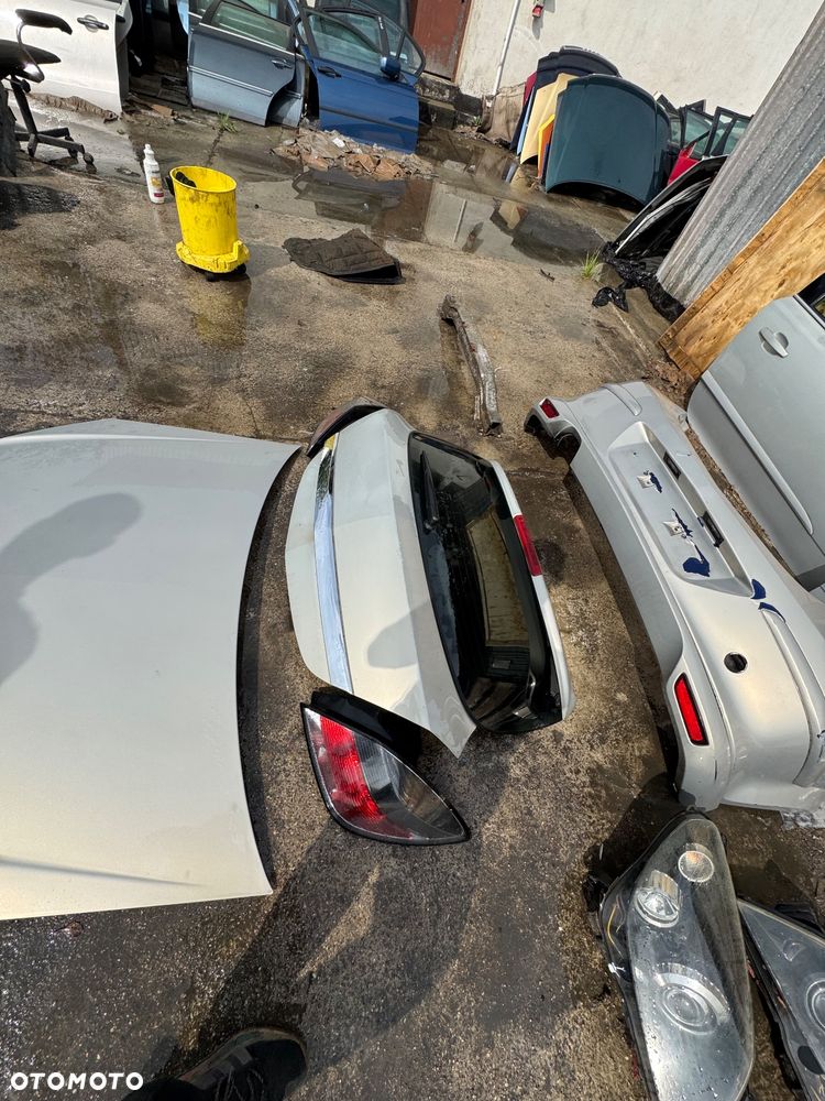 Opel astra H z157 szary srebrny  maska    Lampy przód przednie bi xenon kompletne 400sztuka prawa lewa   Klapa tył tylnia gtc 3 drzwi Coupe 300zl   Zderzak tył tylni opc 300zl   Drzwi przód przednie prawe lewe 300sztuka   Lusterko prawe lewe 100zl sztuka   Lampy tył tylne prawa lewe 100szt  Maska 300zl   Pas przedni 1.9 diesel kompletny z chłodnicami wentylatorami 450 zł   Grill -150 zł   Belka przód 100zl   Zderzak przedni 250 zł   Szybka wysyłka - 5