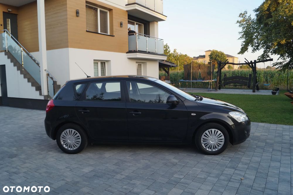 Kia Ceed - 38