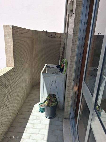 Arrenda-se T0 Rua Capitão Pombeiro 202 1.º Dto - Grande imagem: 3/8