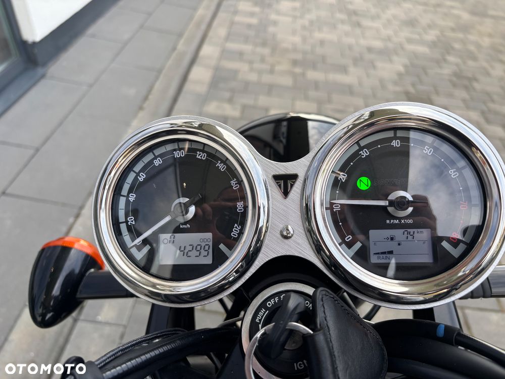 Triumph Bonneville - 15