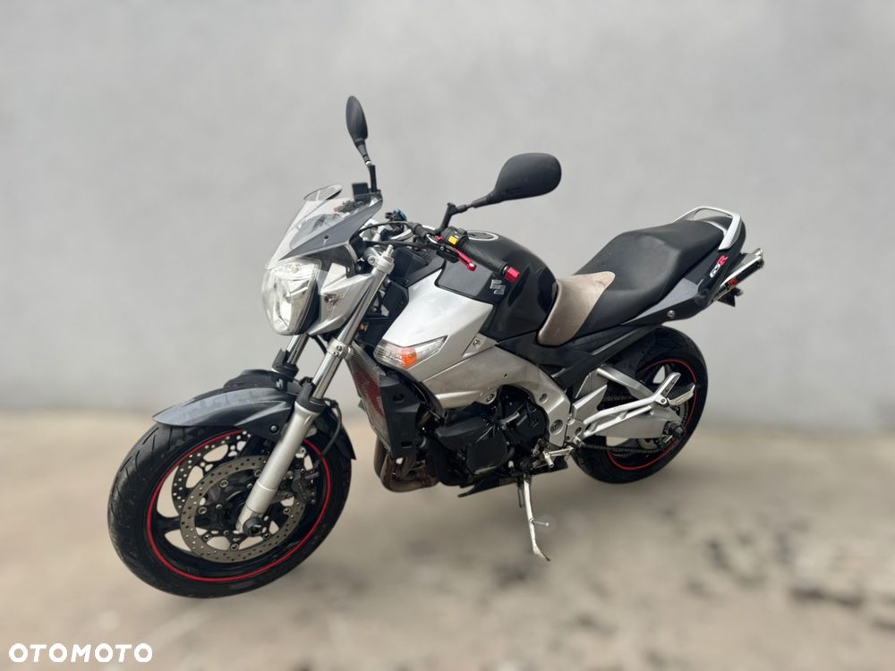 Suzuki GSR - 6