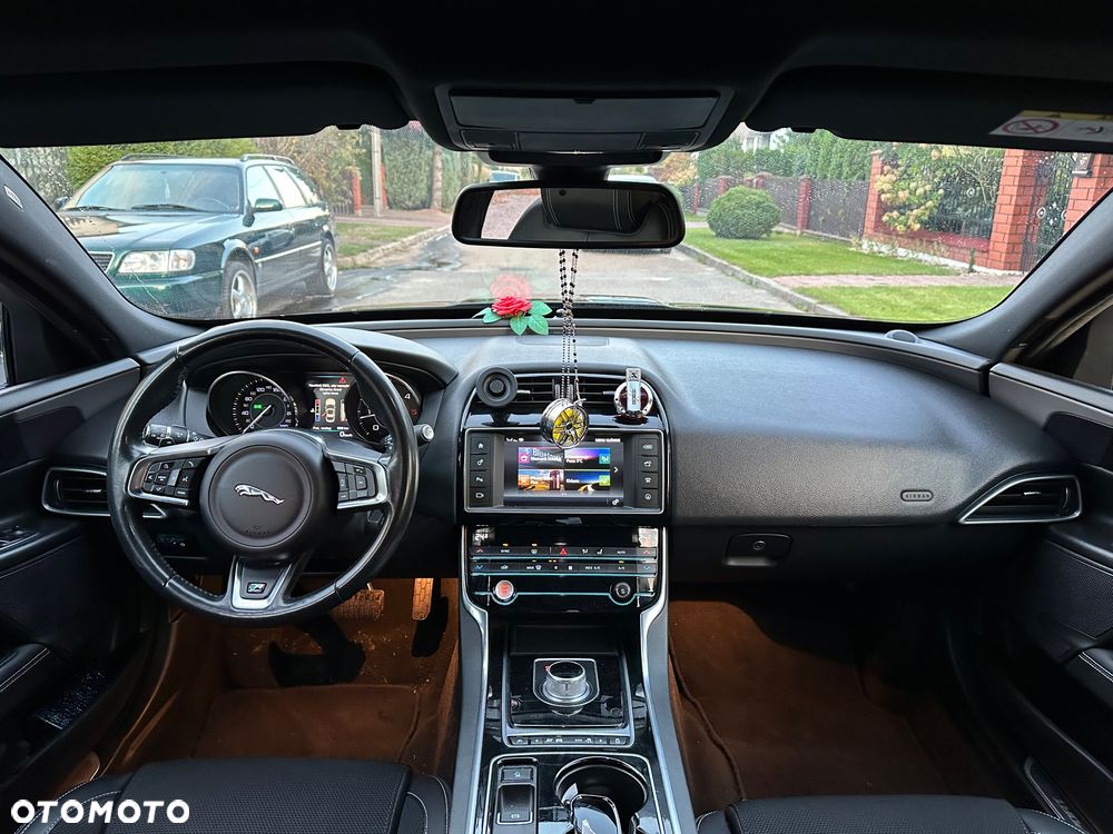 Jaguar XE 2.0 D R-Sport - 25