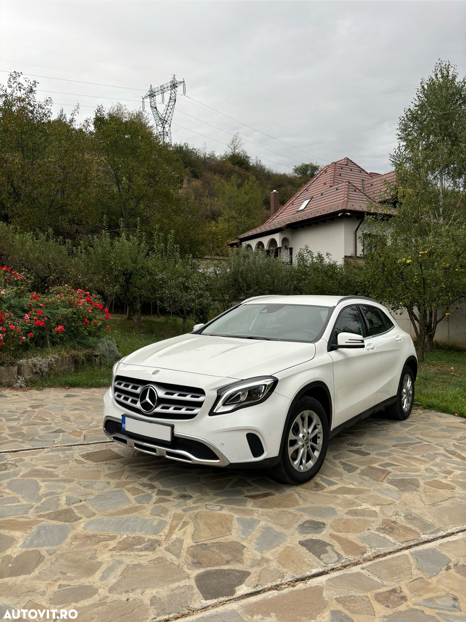 Mercedes-Benz GLA 180 7G-DCT - 10
