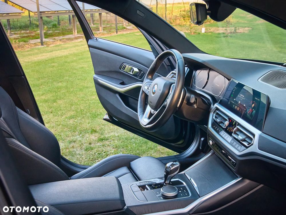 BMW Seria 3 330i xDrive Sport Line - 34
