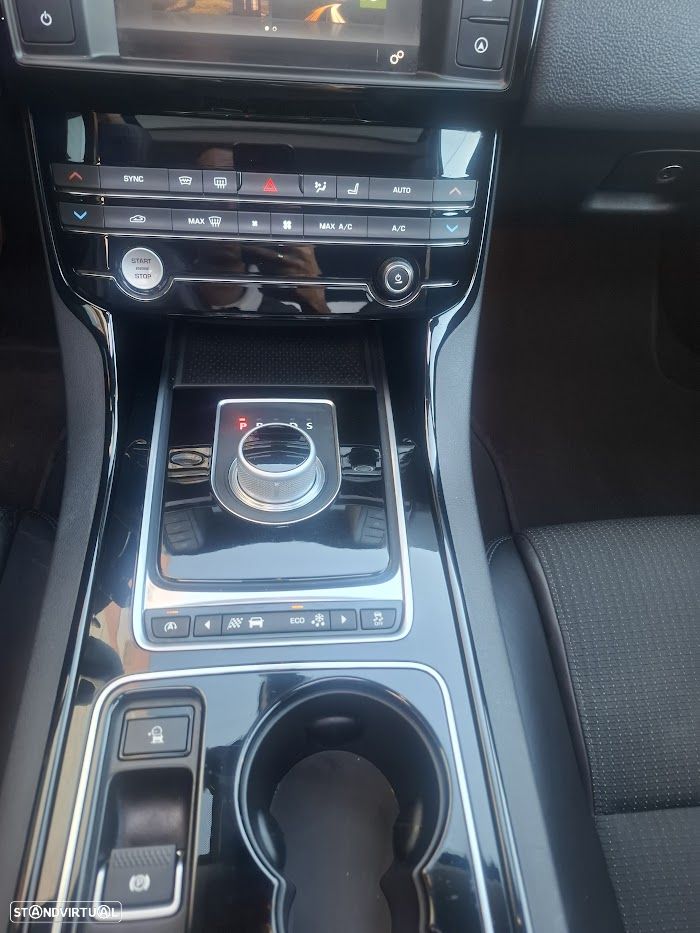 Jaguar XE 2.0 D Prestige Aut. - 12