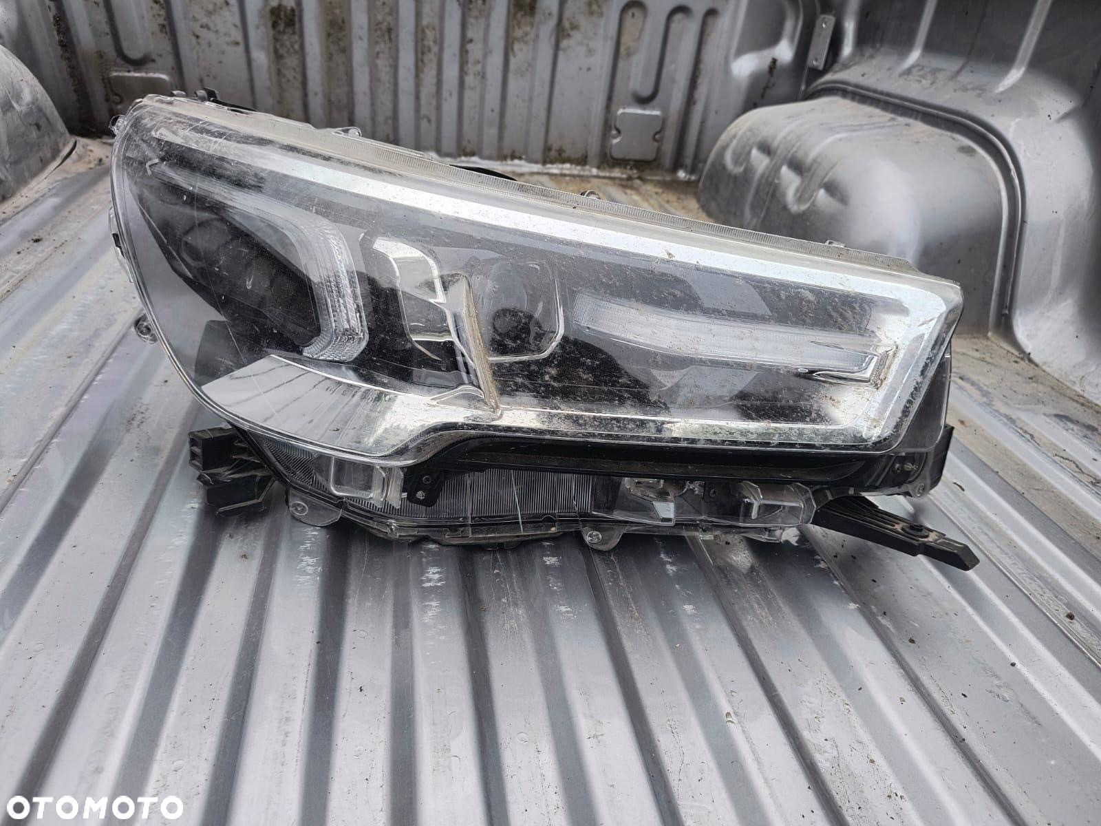 Toyota hilux lampa przód 2022r - 2