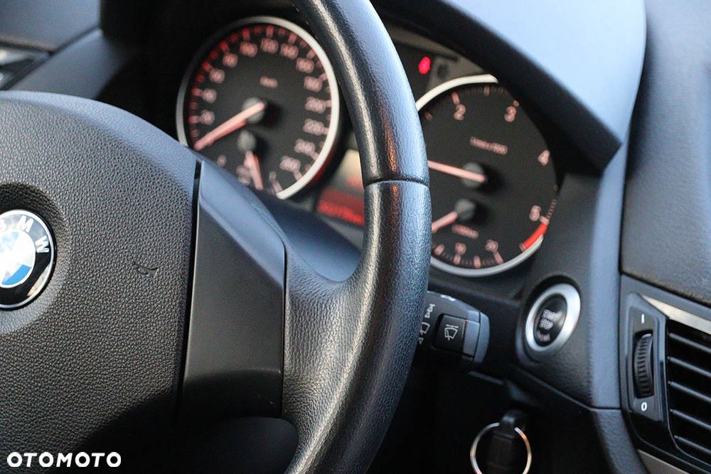 BMW X1 sDrive18d xLine - 32
