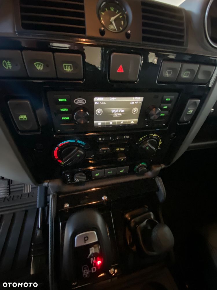 Land Rover Defender - 36